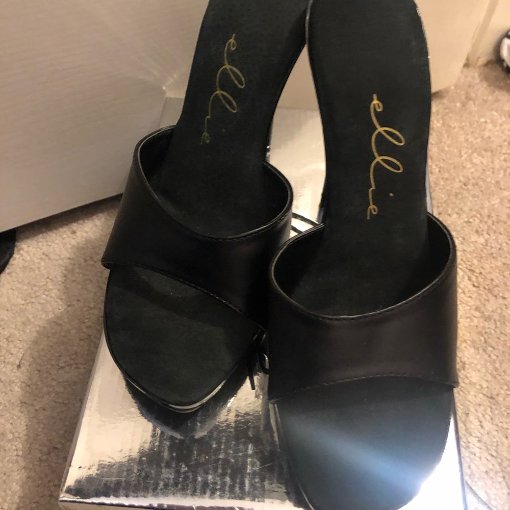Women’s Ellie pleaser style High heels NEW